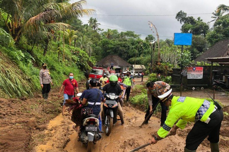 podiumnews.com-Polres Bangli Atasi Bencana Longsor di Beberapa Lokasi